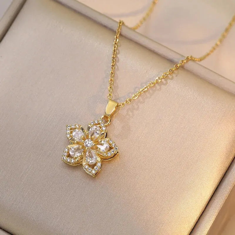 Spin Zircon Flower Pendant Necklace for Women.